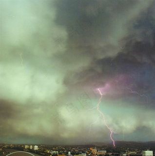 积雨云中的闪电