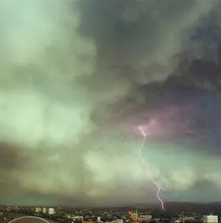 积雨云中的闪电 积雨云中的闪电