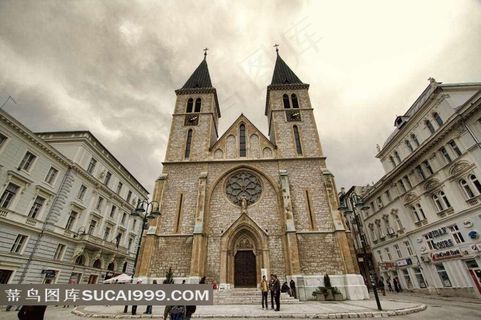 白色楼房中间的教堂和行人