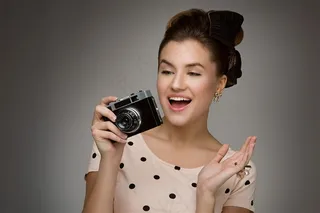 拿着相机微笑的美女高清图片