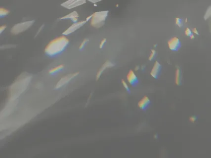 水晶在太阳照射到墙壁的不同效果彩虹光斑