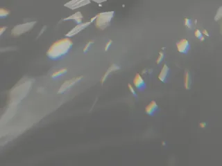 水晶在太阳照射到墙壁的不同效果彩虹光斑