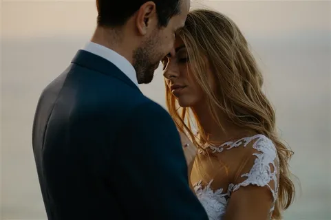 甜蜜的新郎新娘摄影图片