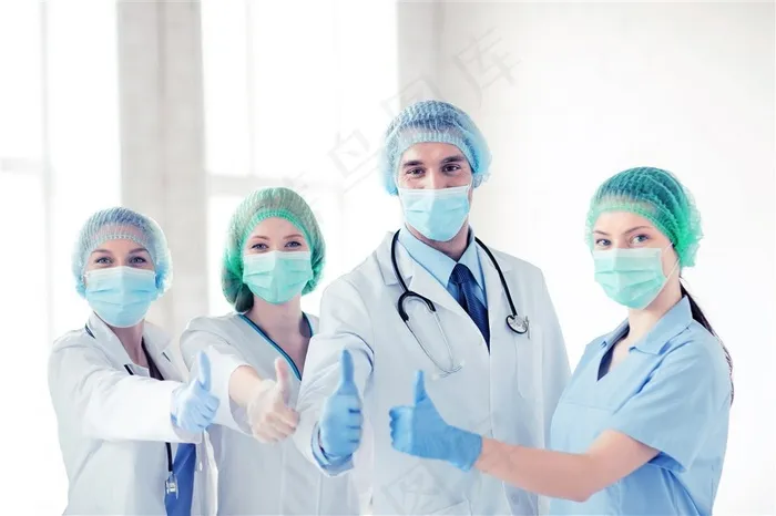 一起举起大拇指的医生高清摄影图