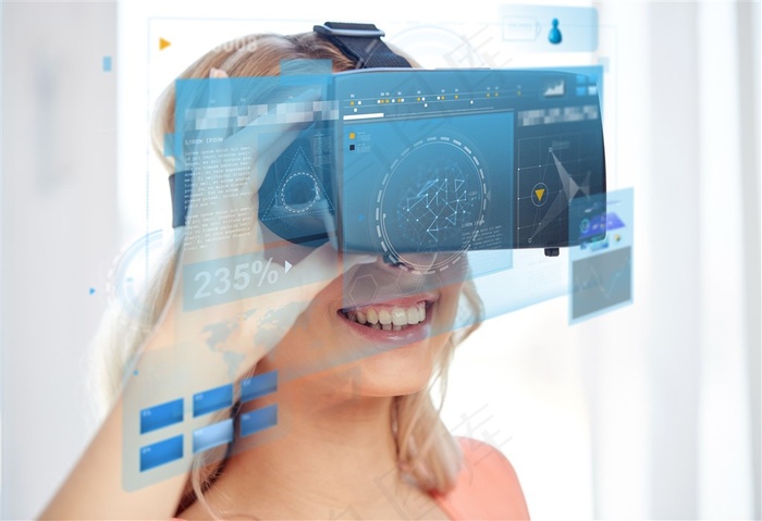 戴着VR眼镜微笑的美女创意科技高清图片