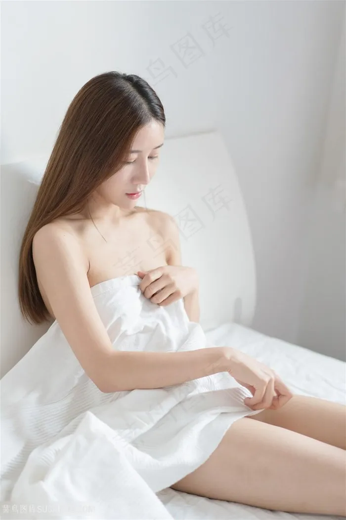 躺在床上的性感白嫩女神晓梦高清图片
