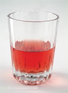 玻璃杯里的黑加仑水果汁