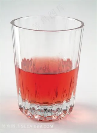 玻璃杯里的黑加仑水果汁