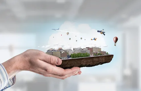 手上的城市创意房地产图片 手上的城市创意房地产图片