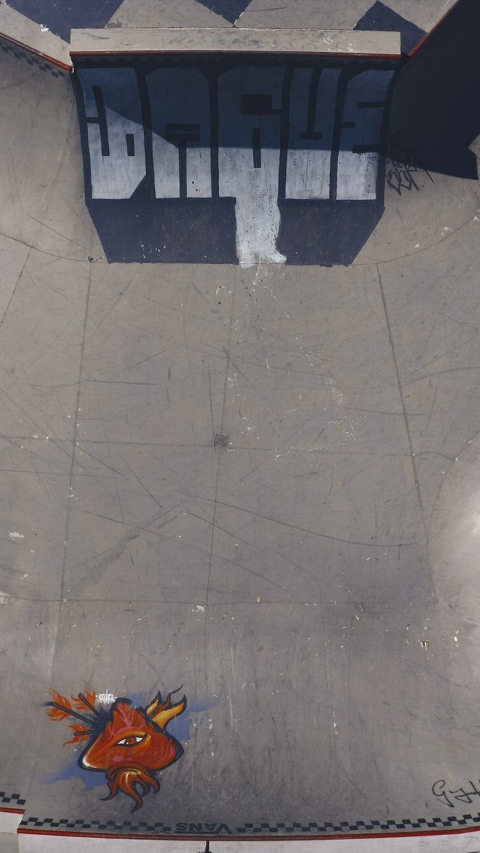 滑冰者在半管上滑行的空中拍摄