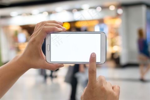 正在用手机拍照的游客高清摄影图