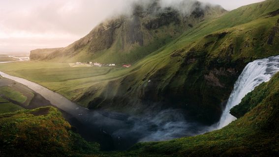 绿色山峦流水风景图片