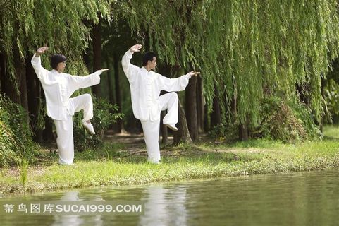 水边打太极拳的白衣男人女人素材