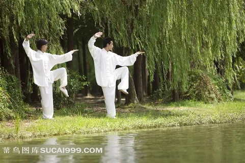 水边打太极拳的白衣男人女人素材