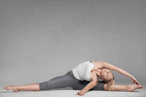 瑜伽美女劈腿图片 瑜伽美女劈腿图片