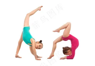 两个正在练习舞蹈动作的欧美女孩高清图片