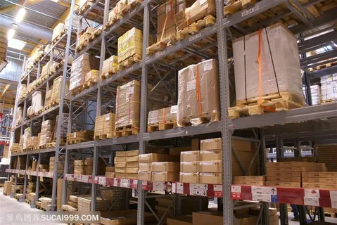 摆满各式货箱的仓库高层货架 摆满各式货箱的仓库高层货架