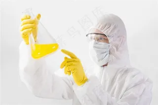 穿着防化服戴着面具眼镜做实验的实验人员