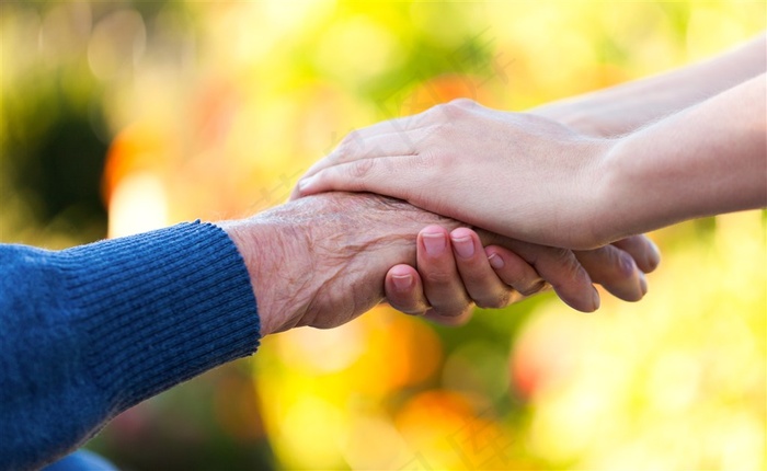 老年人跟青年人的手