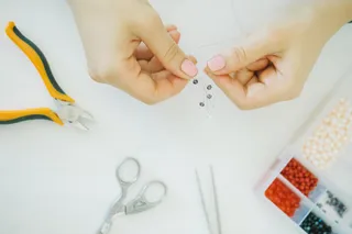 垂直画幅手工艺术串珠场景