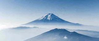 雪山山脉云层云端意境冰山，自然风景冬天蓝天白云摄影图