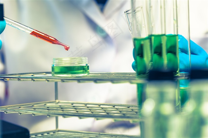 正在试管试验的人