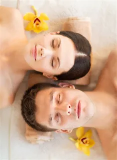 一起做按摩的情侣 一起做按摩的情侣