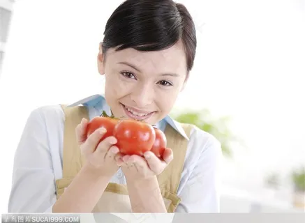 美食制作-捧着西红柿的美女