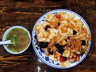 原木桌子兰州牛肉炒面片特写