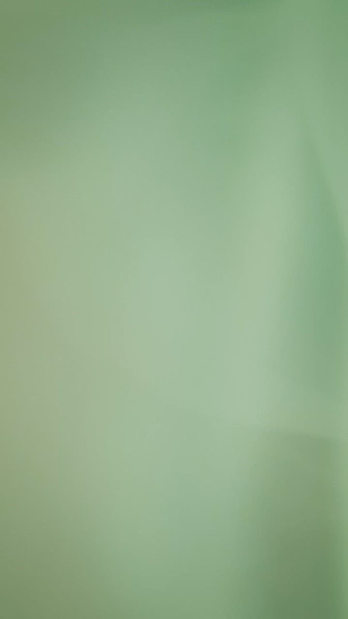 身着亮白色连衣裙的当代舞者