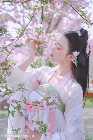 闻桃花香的古装美女图片