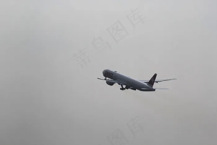 飞机飞在空中的照片