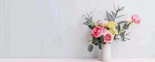 简约的墙面前有一瓶鲜花花束绿植，鲜艳清新新鲜室内装饰摄影图