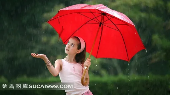 撑着红色雨伞的女孩