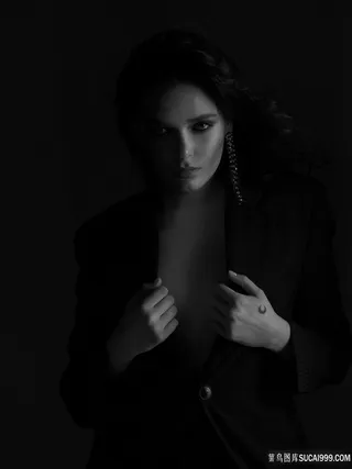 黑暗中哥特式美女图片