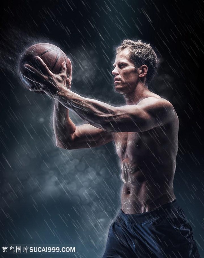 风雨中练习篮球的肌肉男