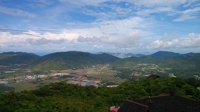 蓝天下的乡村全景