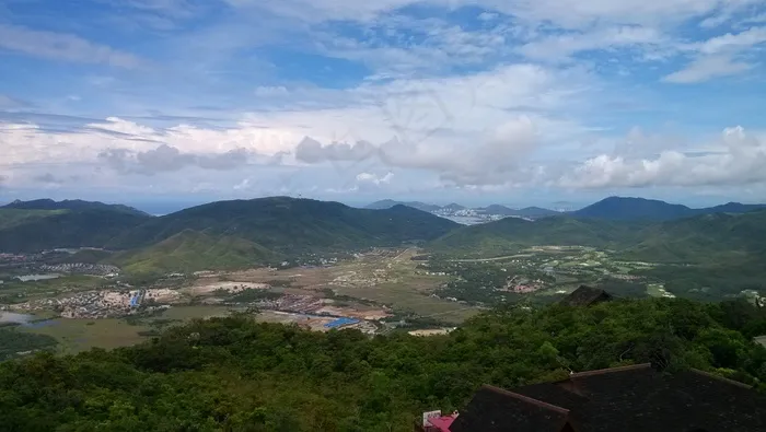 蓝天下的乡村全景