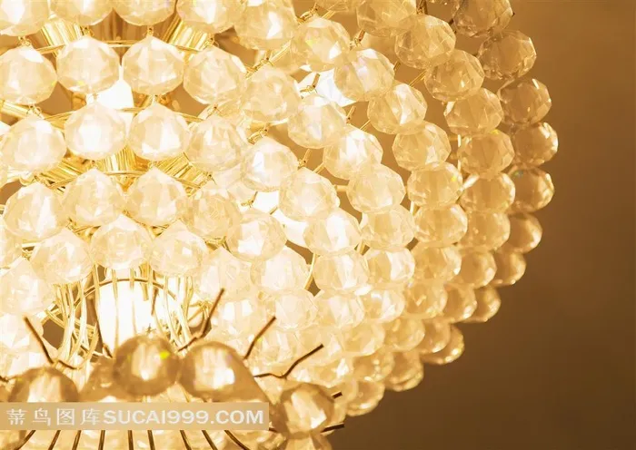 明亮的水晶吊灯