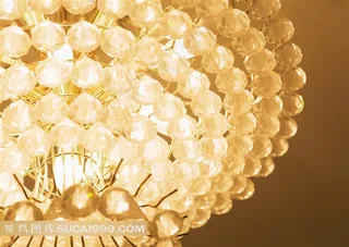 明亮的水晶吊灯