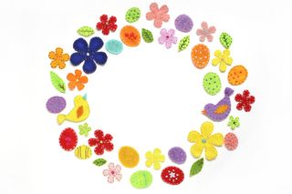 复活节框架上的白色。节日背景有彩色的蛋、花、鸟、叶，用刺绣装饰