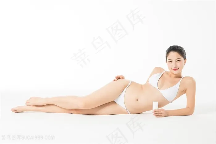 泳装美女涂防晒霜