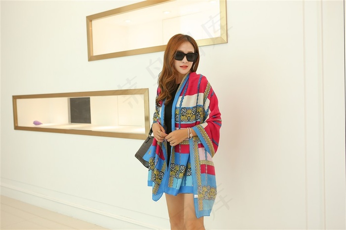 室内围巾模特特写图片