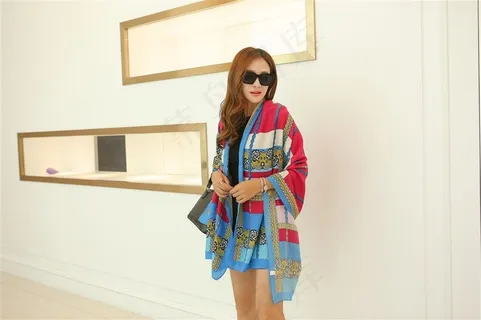 室内围巾模特特写图片