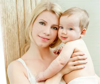 抱着一起的母子