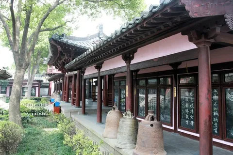 庙堂外回廊上的古钟