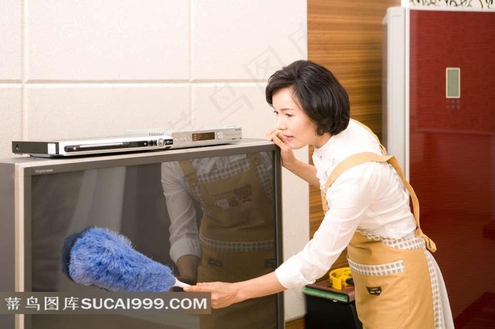 正在打扫卫生的女人
