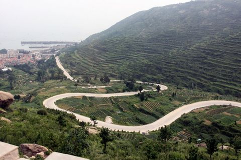 山岭上的盘山道