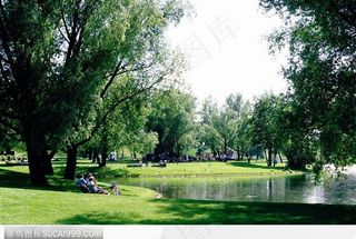 湖边草地上的游人