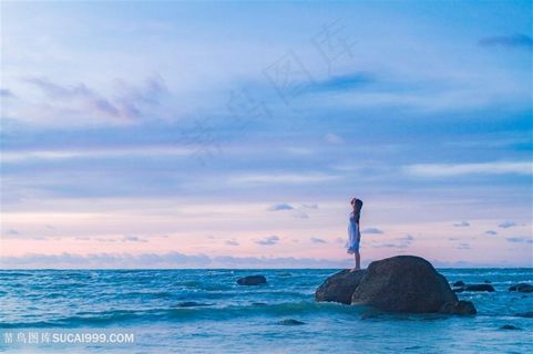 海边礁石上的少女